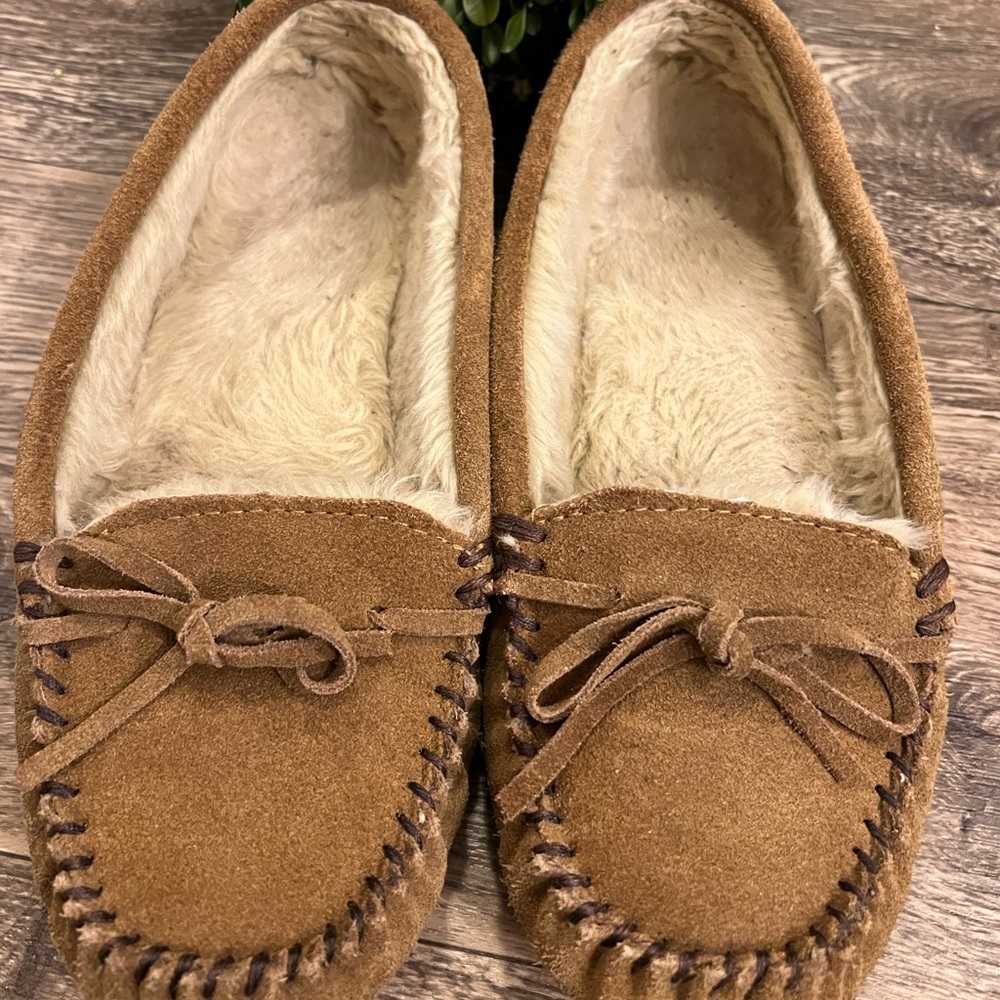 Minnetonka Womans Misty Tan Suede Sherpa Lined Slippers House Shoes Sz 8 M